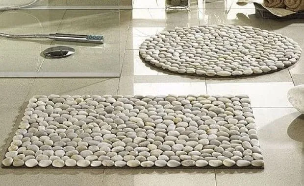 DIY bathroom carpet made out of cobbles