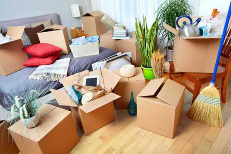 packing things in moving boxes