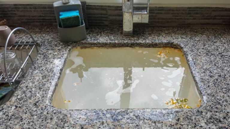 8 Telltale Signs that You Should Hire a Plumber