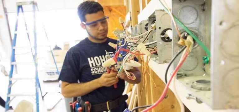 Tips for Finding The Most Reliable Electrician in Your Area