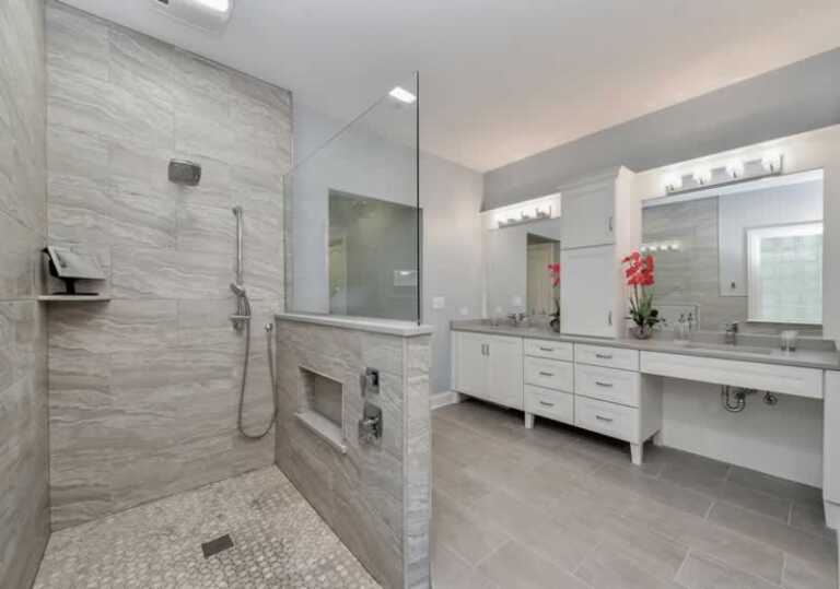 Bathroom renovation Singapore - How to make a small bathroom look large