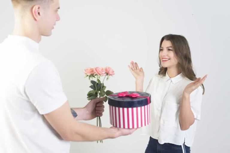 How to Buy a Gift for a Woman