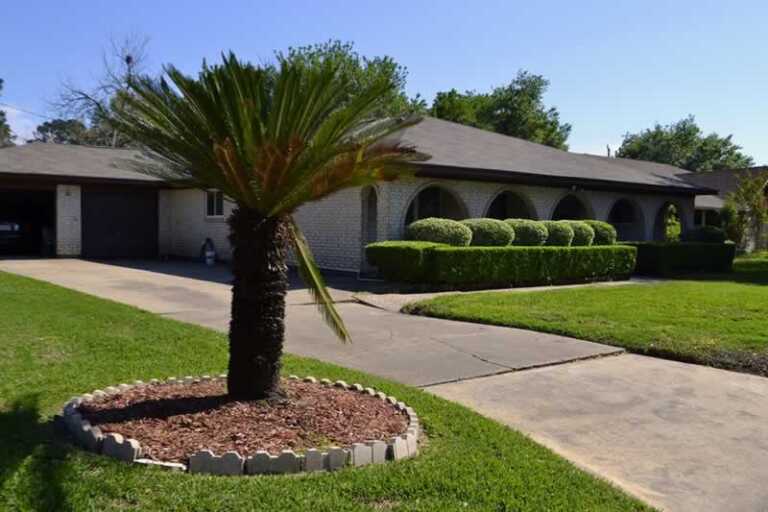 How to Use Concrete to Decorate Your Yard