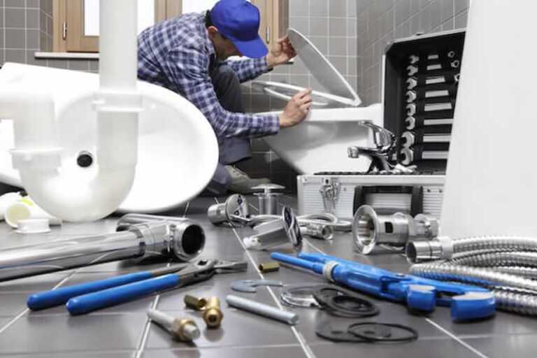 Things to Look Out For With a Plumber in a City