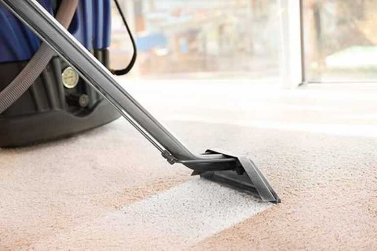 cleaning carpet with carpet steam cleaner