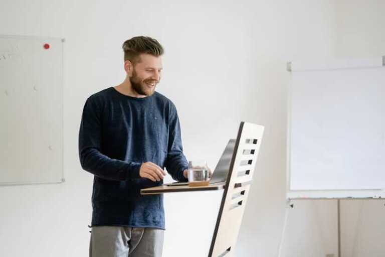 Understanding The Tremendous  Benefits Of Using A Standing Desk