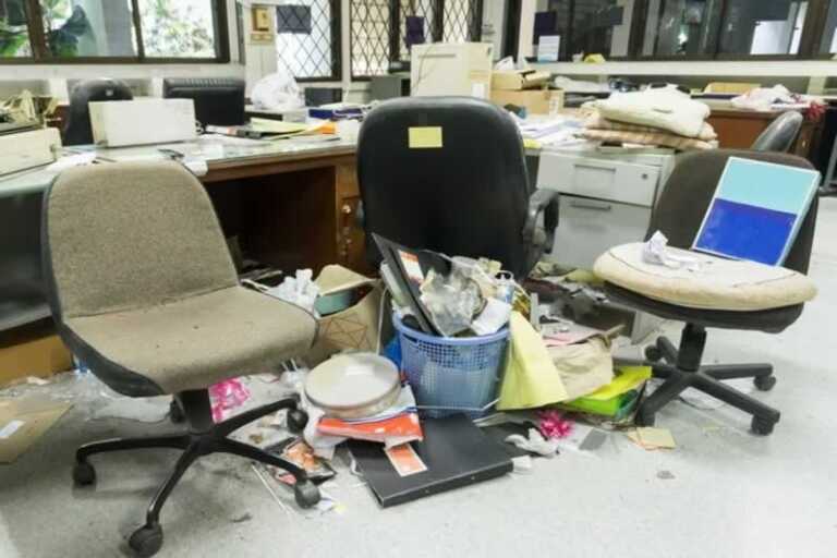 5 Reasons to Schedule Professional Junk Removal For Your Office