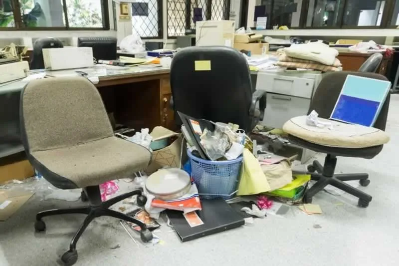 5 Reasons to Schedule Professional Junk Removal For Your Office