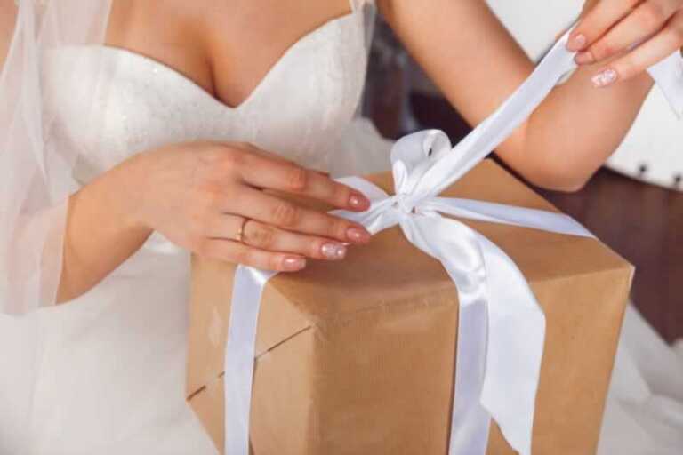How to Choose Unique Wedding Gifts for the Happy Couple - gift
