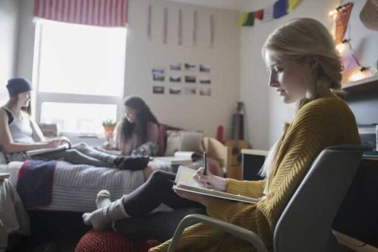 Pros and Cons of Living Off Campus