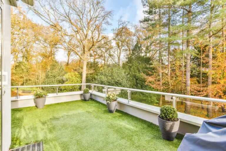 7 Reasons to Choose Artificial Grass for Balcony