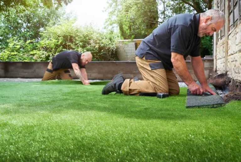 Laying artifical grass