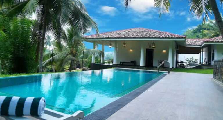 Amazin pool wiht pool house