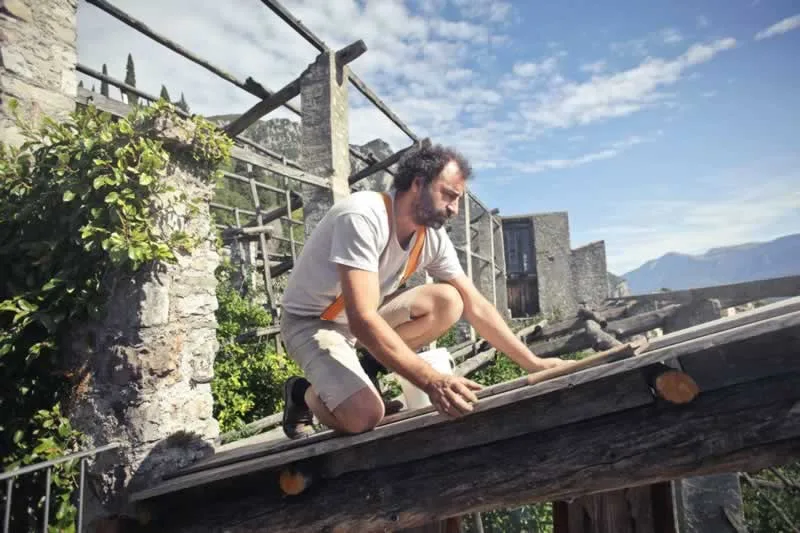 Roofing Issues You Should (And Shouldn’t) Deal With on Your Own