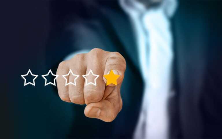 Man rating a business