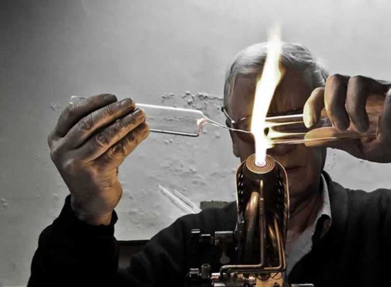 Making a glass trophy