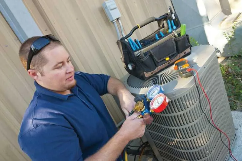 Repairan fixing HVAC system