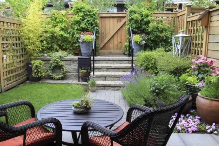 amazingly decorated small garden