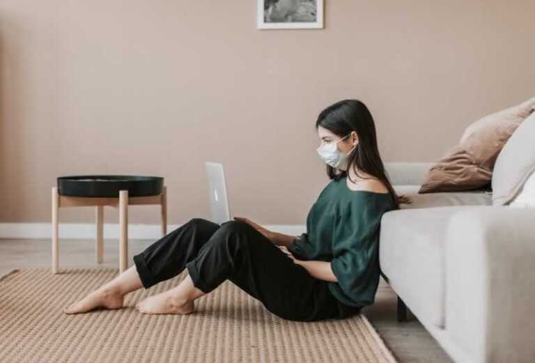 women reading on laptop
