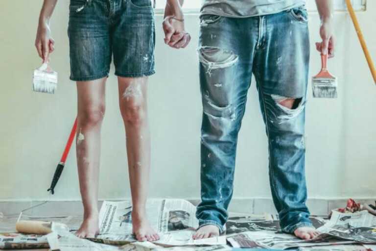 couple doing DIY repairs