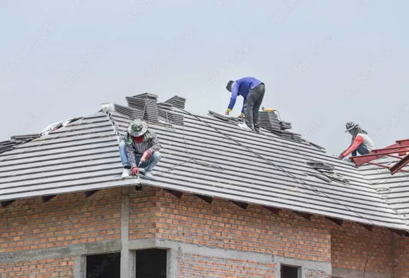 roofers on roof