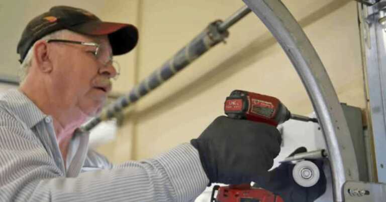 garage door repairman