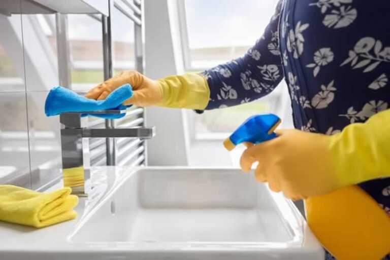 cleaning bathroom vanity