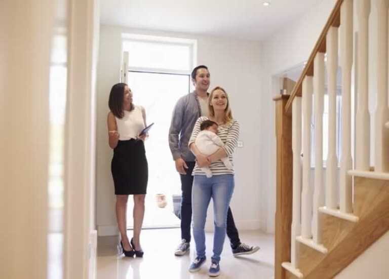 couple choosing house