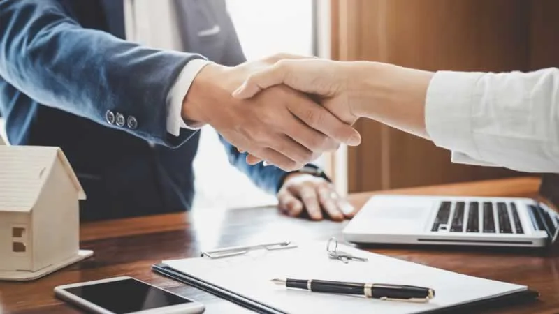 direct lender handshaking with a client