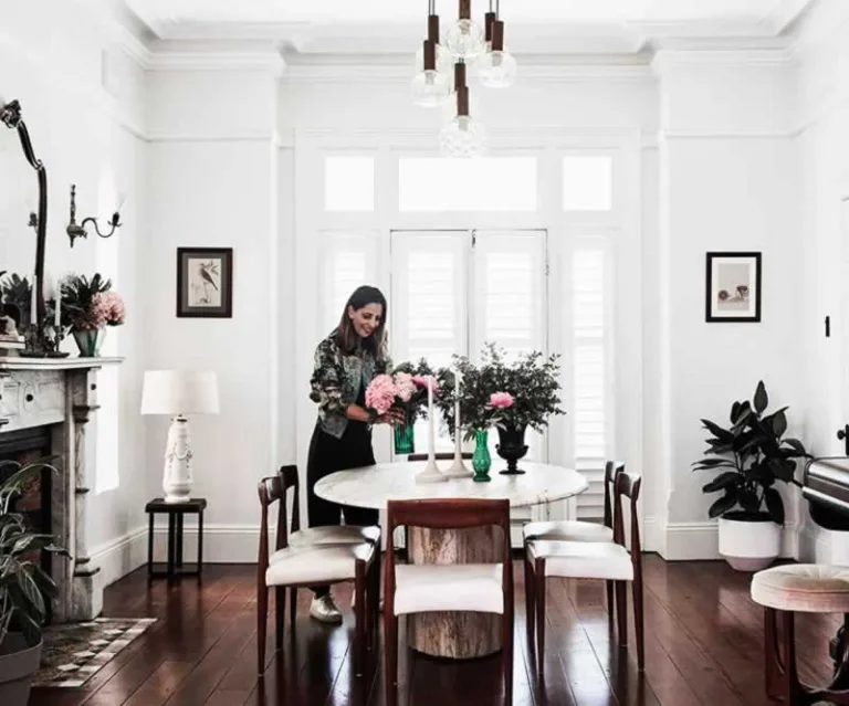 women preparing the house