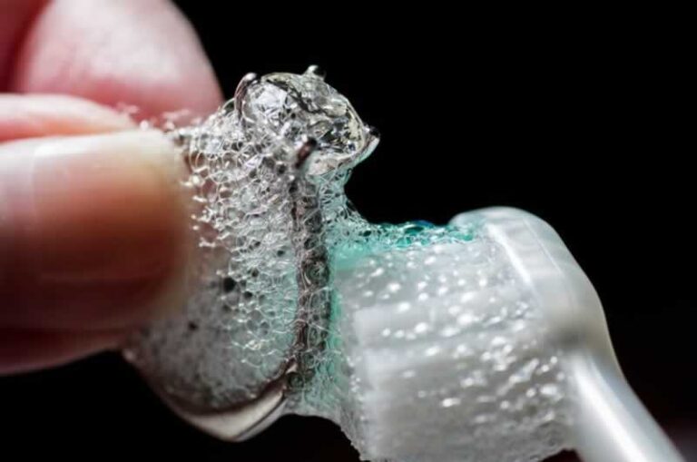 cleaning silverware with toothpaste