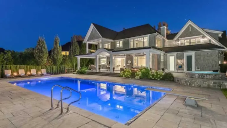 amazing home with a pool