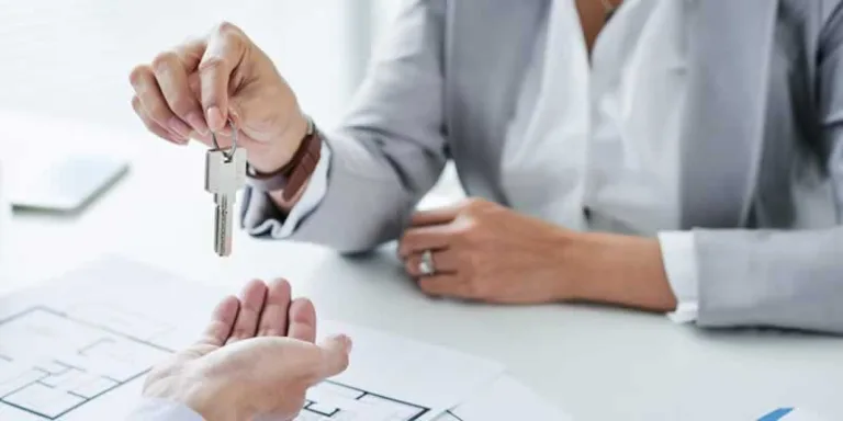 employee receiving keys