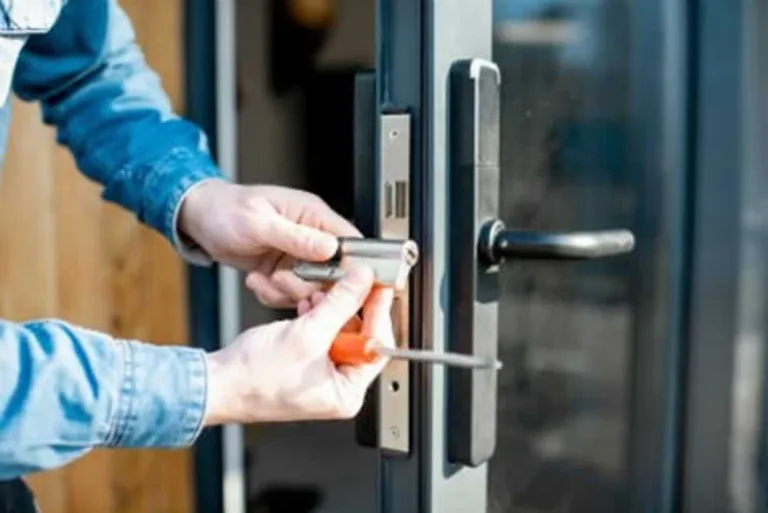 locksmith changing the lock