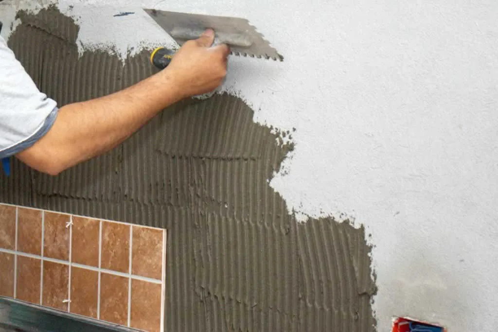 applying glue for laying ceramic tiles