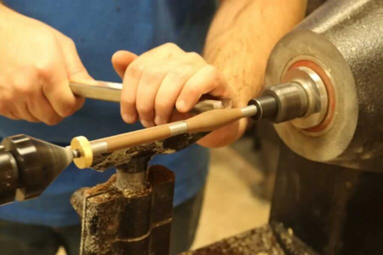 turning a pen on woodturning lathe