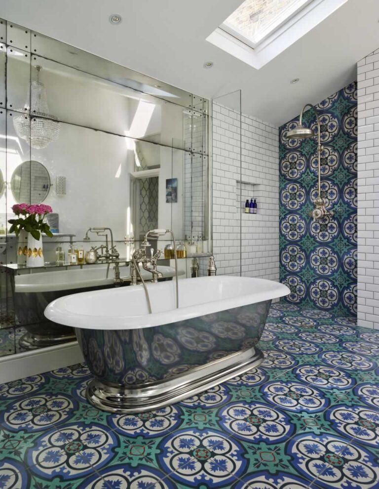ceramic tiles with encaustic pattern in the bathroom