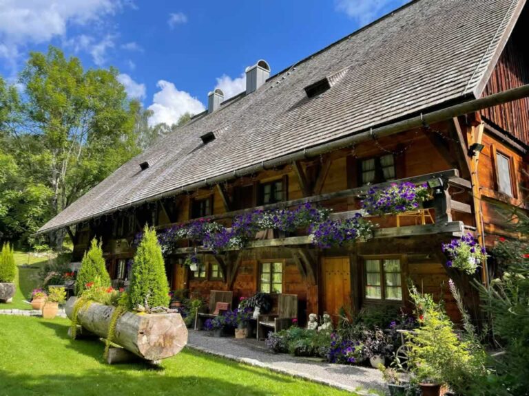 nicely maintained cottage home