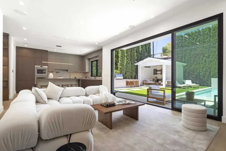 amazing living room design with a view to the backyard