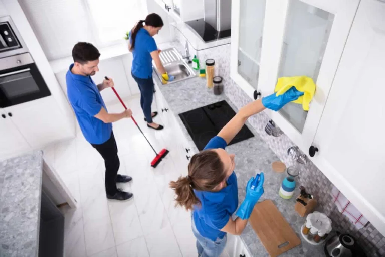house cleaning services cleaning the kitchen