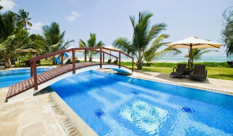 How Can an Experienced Pool Builder Improve Your Pool Renovation Project?